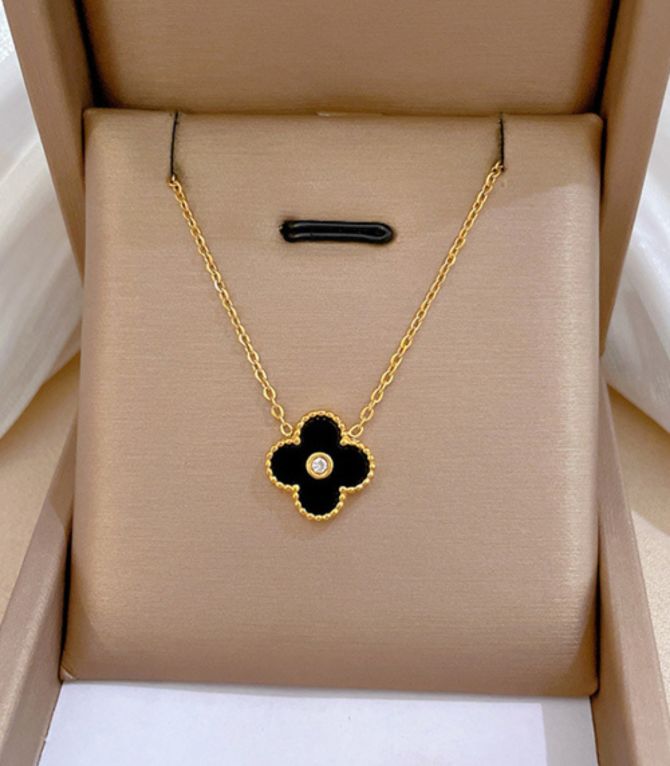 Collar de flor negra