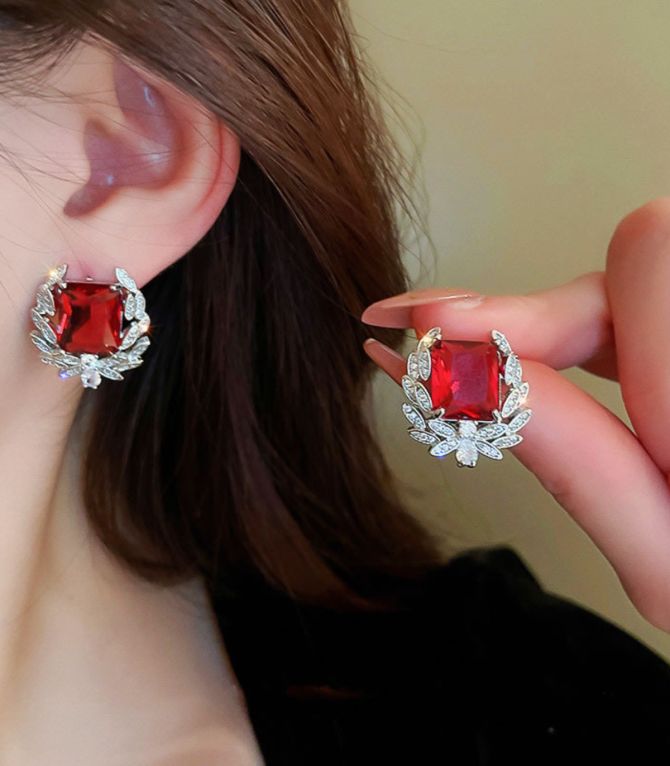 Aretes red square