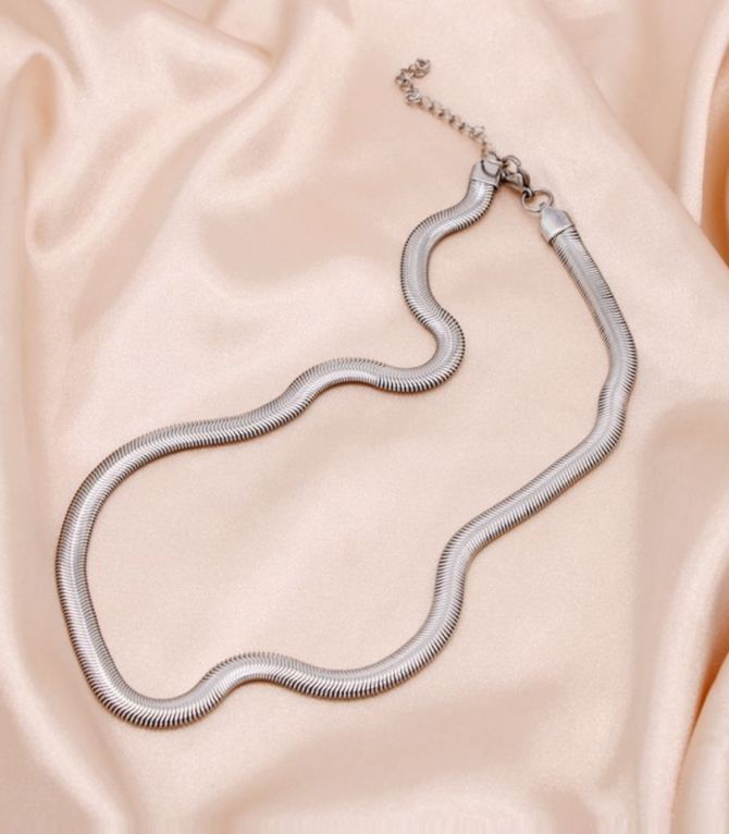 Collar silver snake