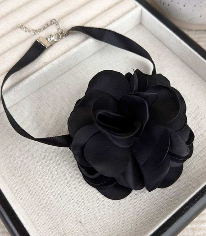 Choker flor negra