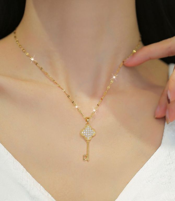 Collar clover key