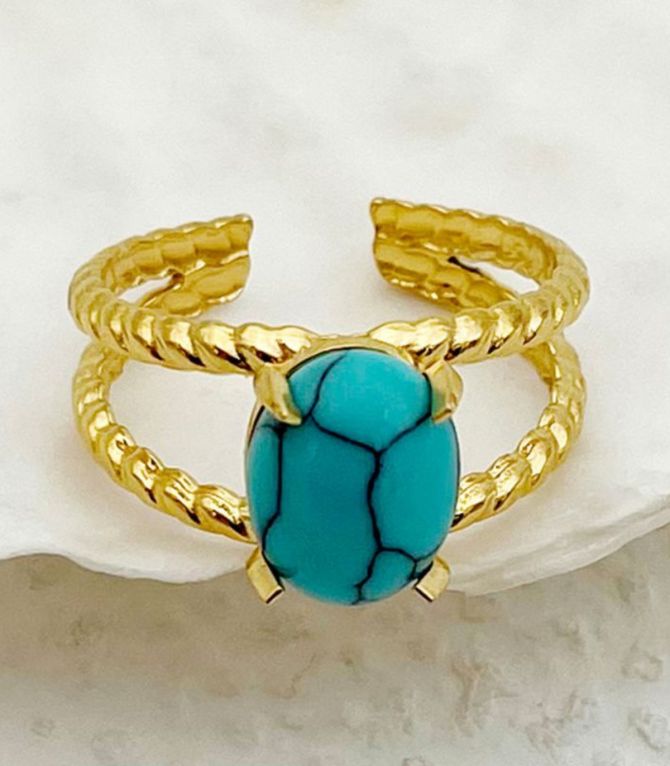 Anillo dorado con turquesa