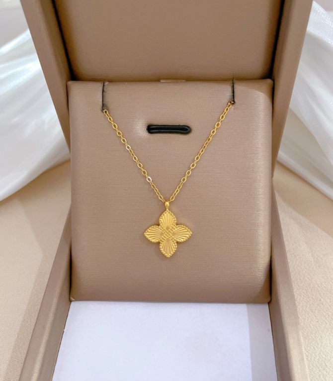 Collar lucky clover dorado