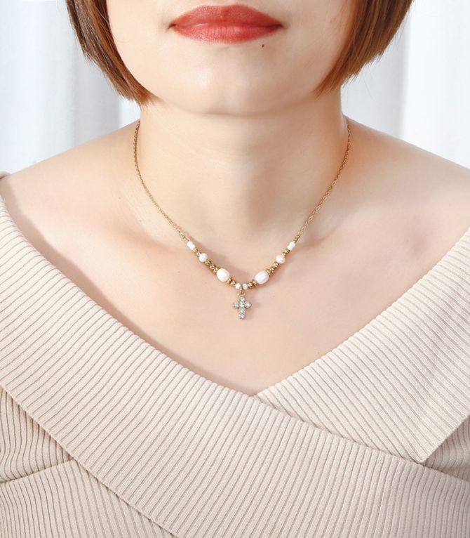 Collar pearl diamond cross