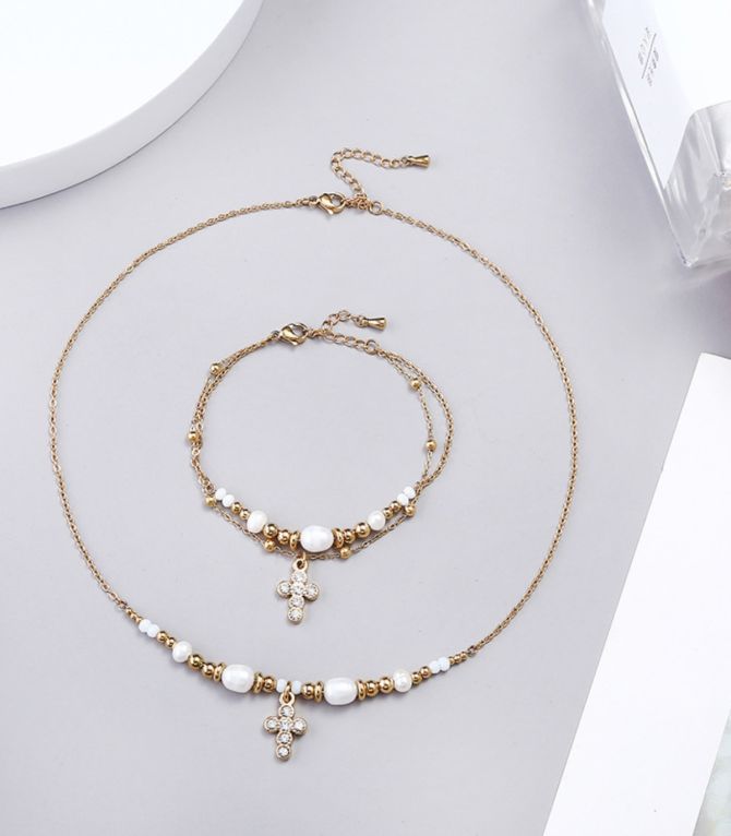 Collar pearl diamond cross