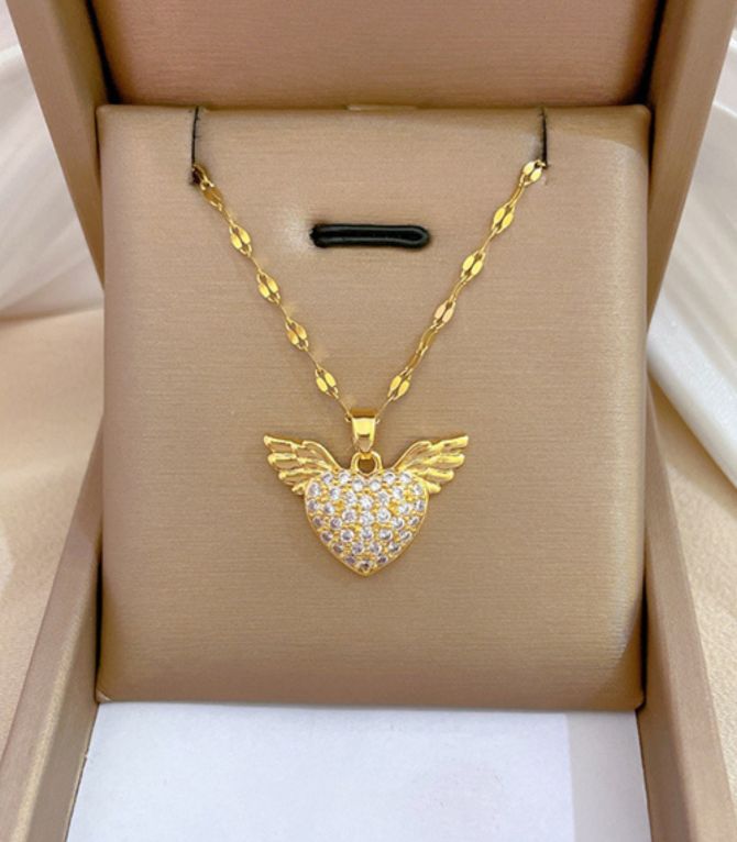 Collar diamond heart wings