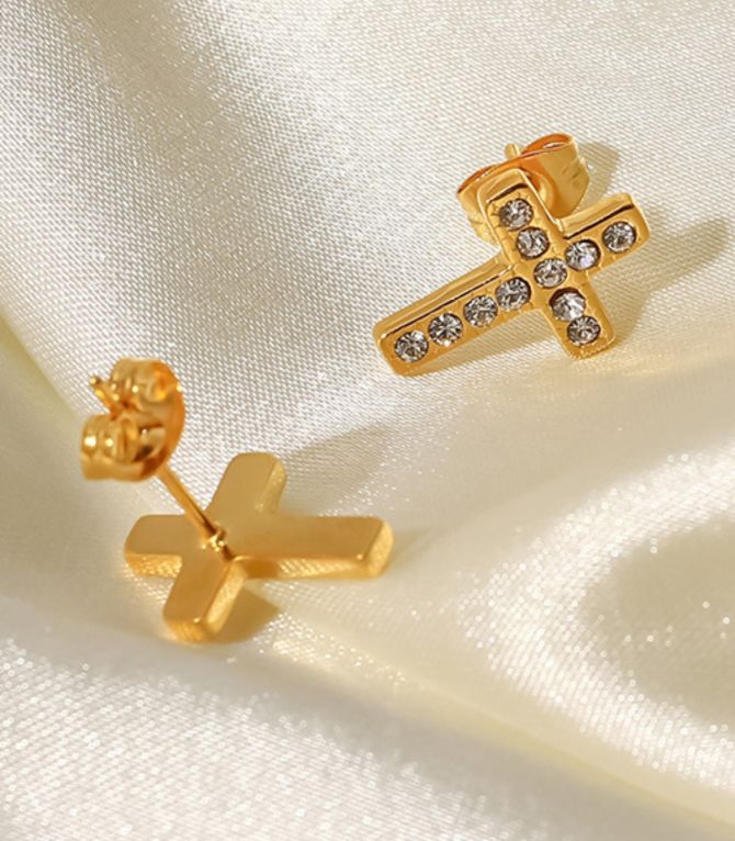 Aretes zirconium cross stud