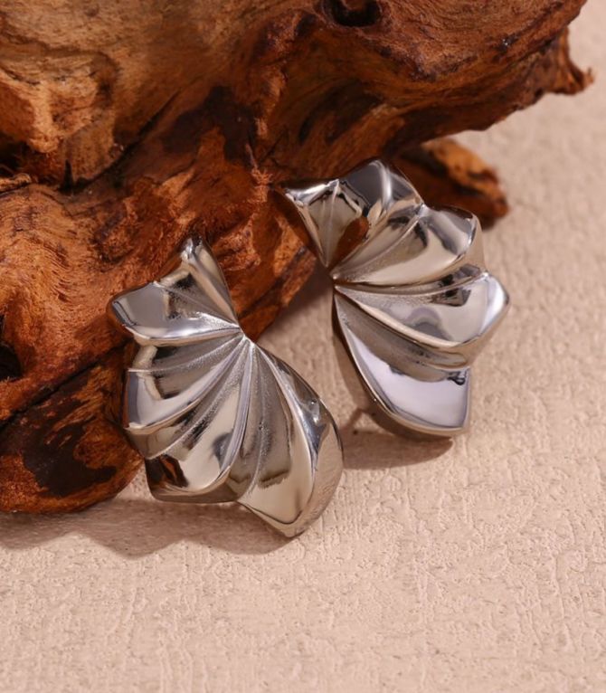 Aretes silver three dimensional petal