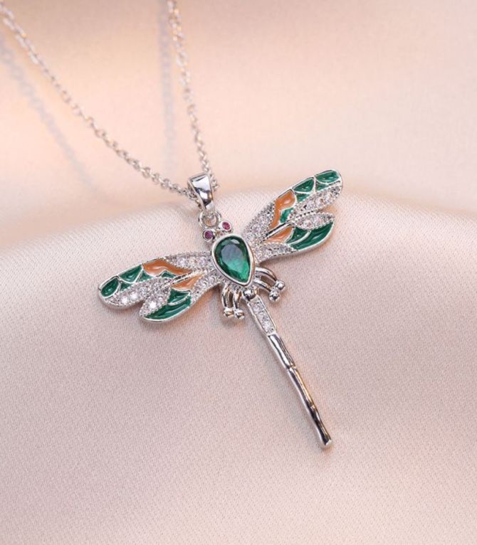 Collar silver green dragonfly