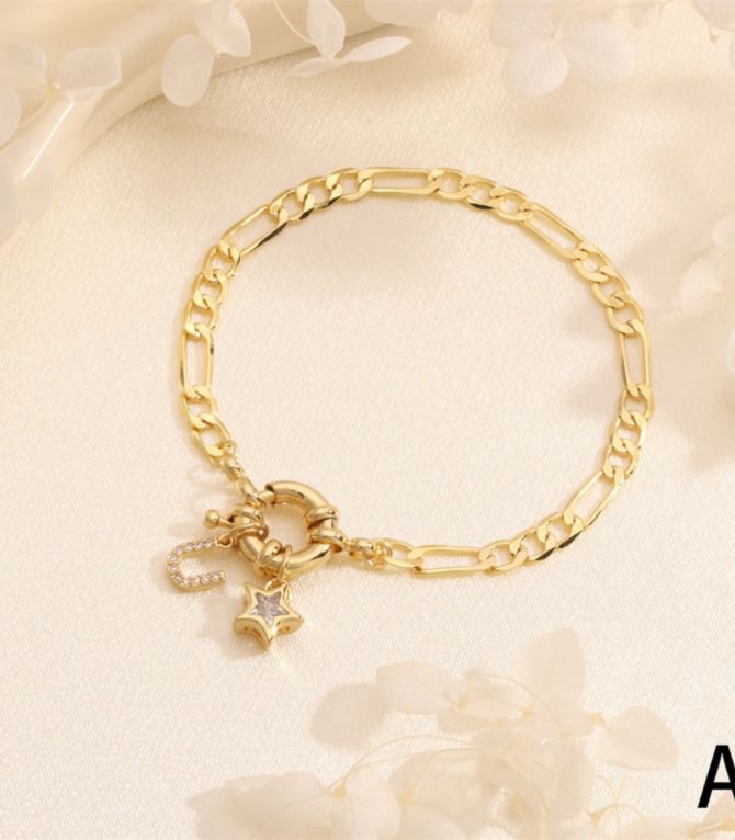 Brazalete estrella letra A