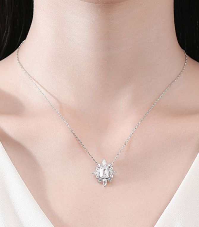 Collar silver diamond square