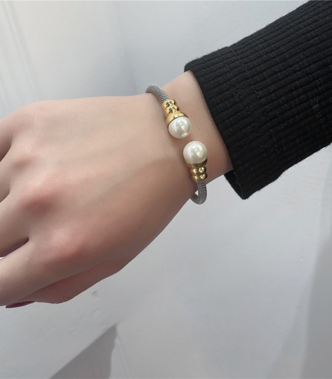 Brazalete bicolor con perlas