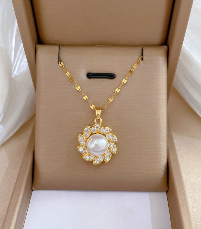 Collar diamond pearl