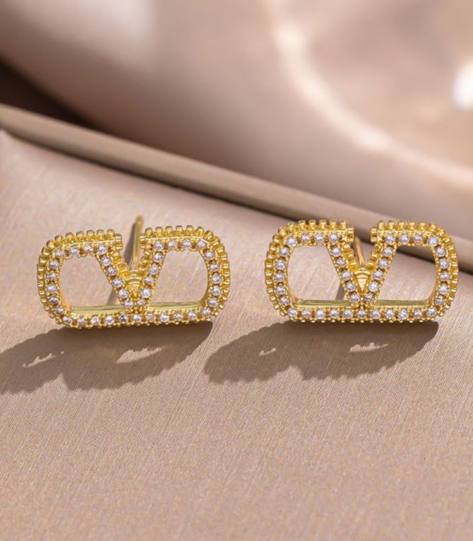 Aretes gold diamond letter