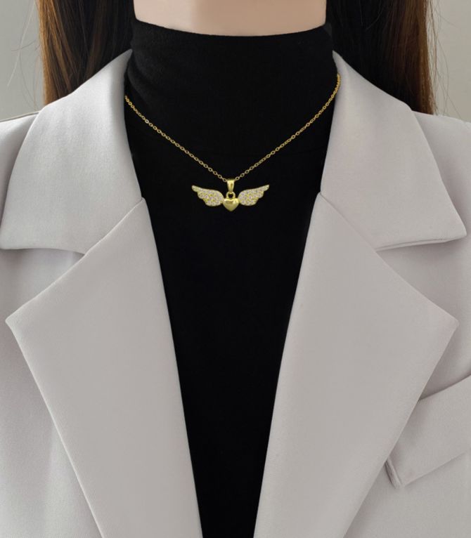 Collar heart wings