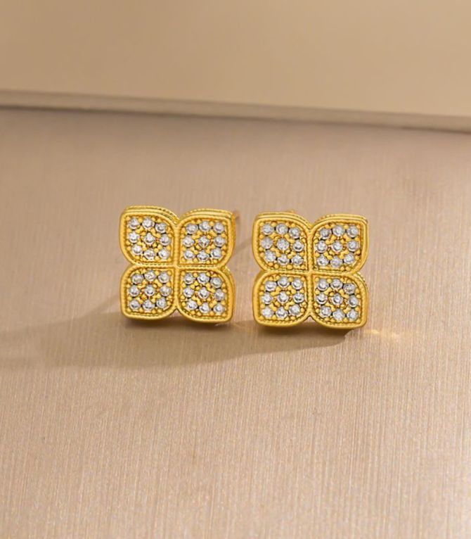 Aretes diamond four leaf