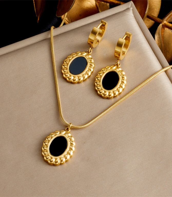 Set collar y aretes negro oval