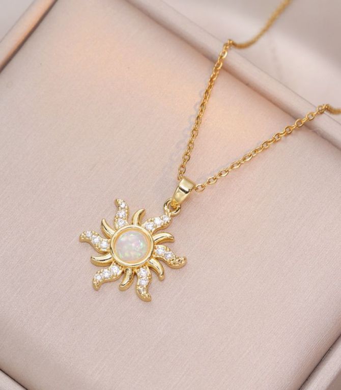 Collar whiter diamond sun