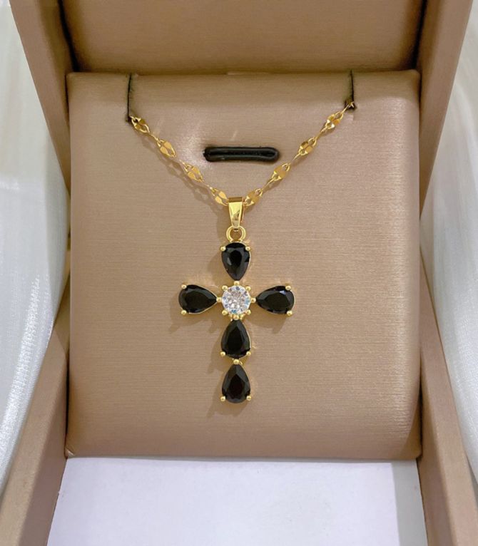 Collar black diamond cross