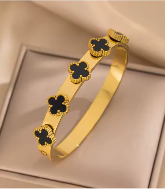 Brazalete dorado clover negro