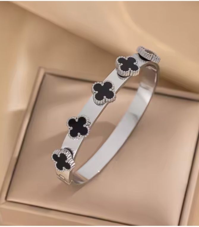 Brazalete plata clover negro