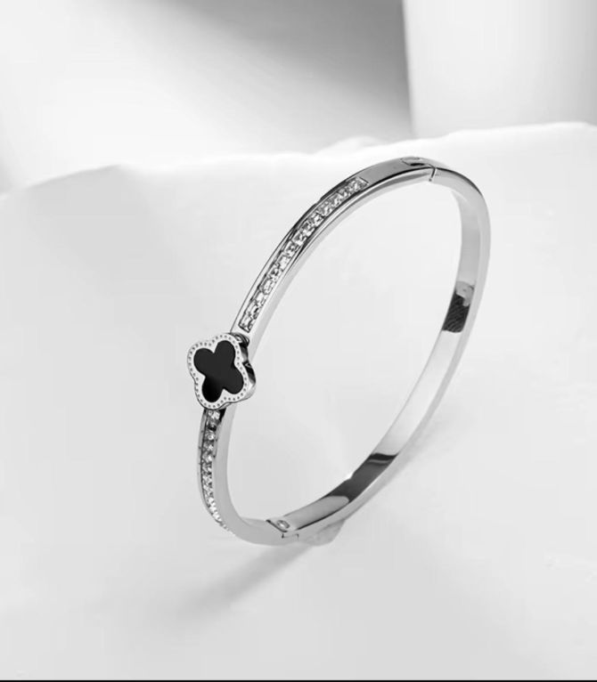 Brazalete plata trébol negro