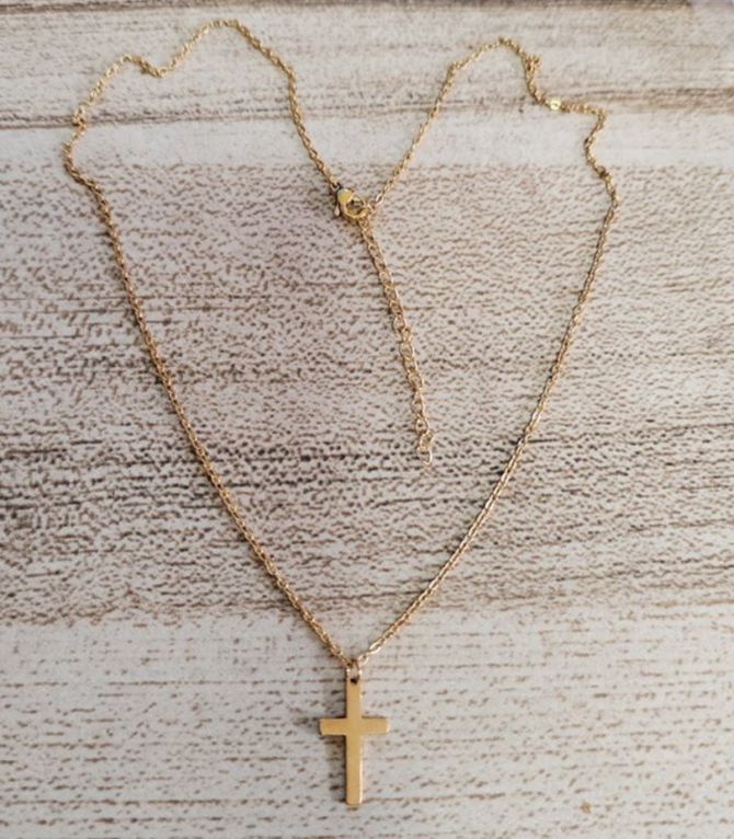 Collar gold cross