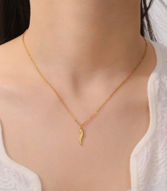 Collar gold chili pepper