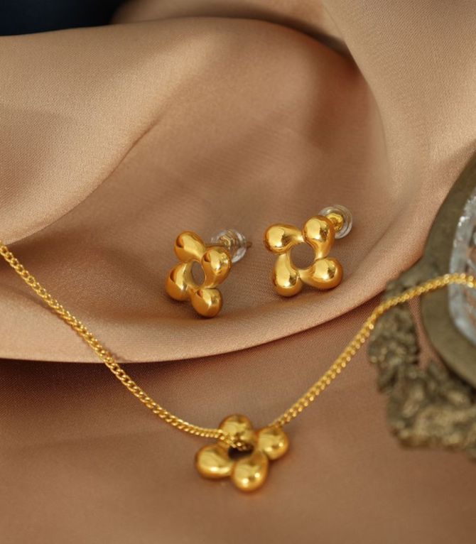 Collar rotating flower