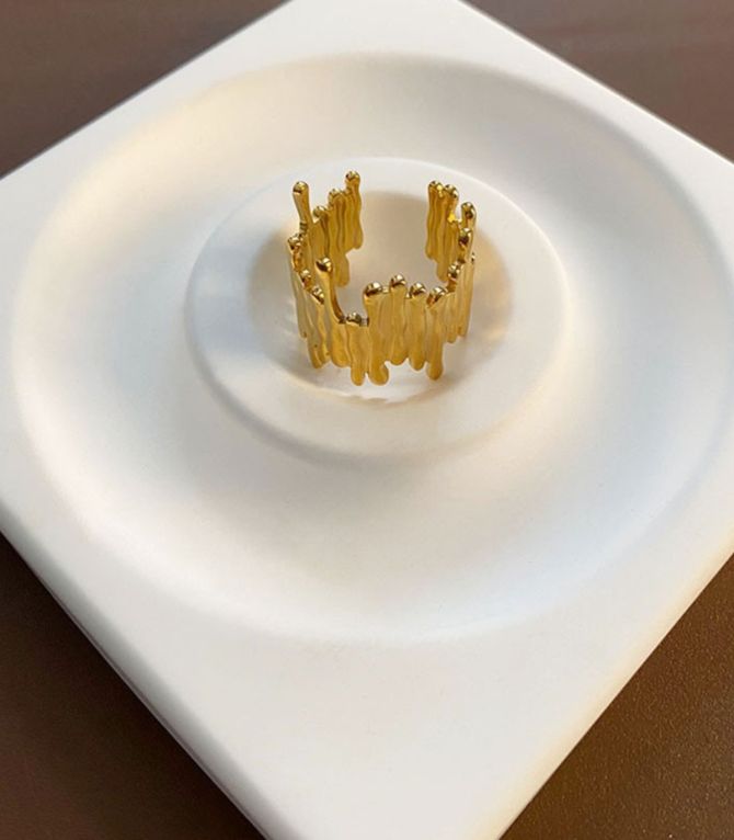 Anillo dorado irregular