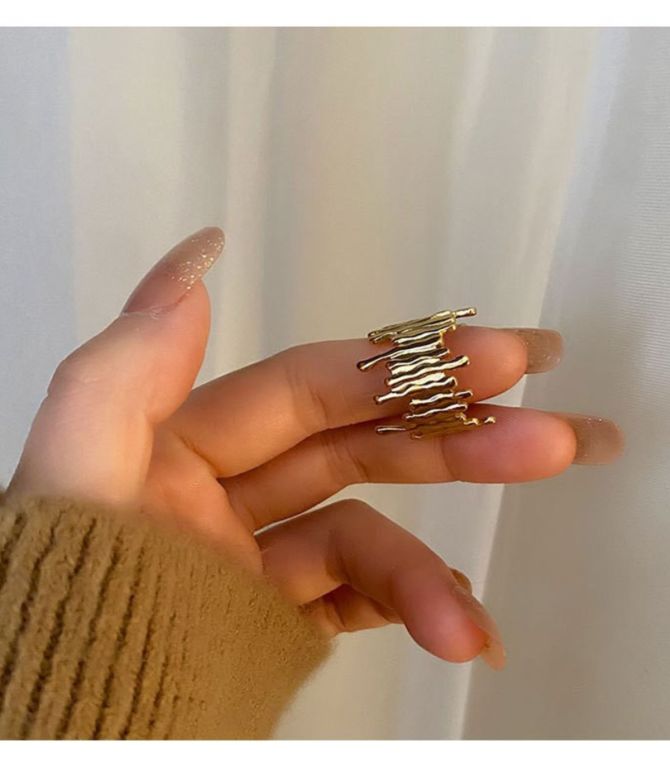 Anillo dorado irregular