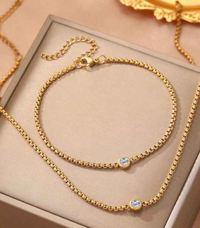 Collar gold set round diamond