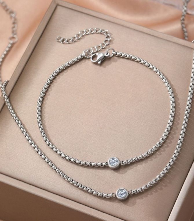 Collar silver set round diamond