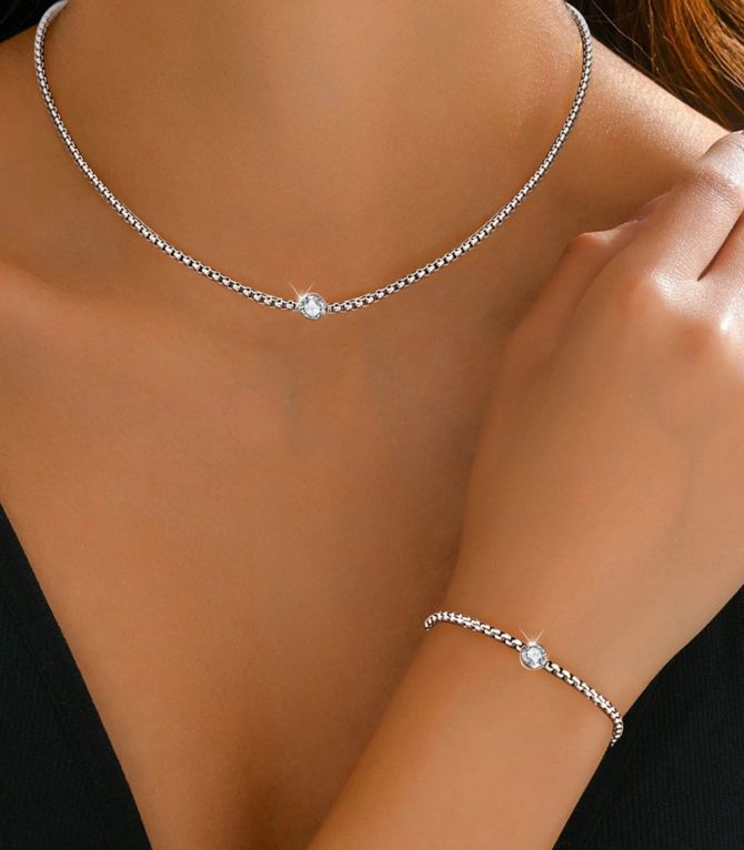 Collar silver set round diamond