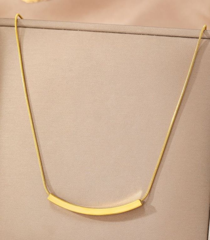 Collar gold curved