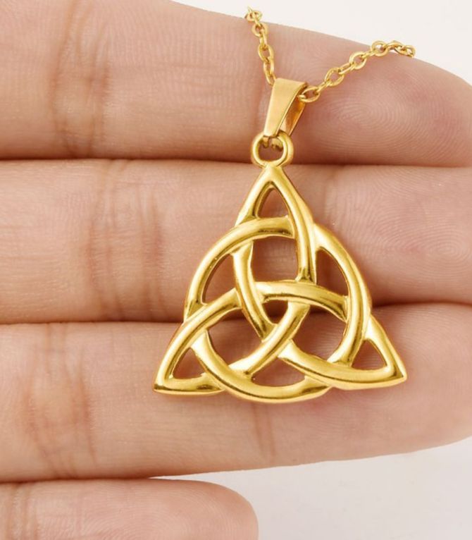 Collar gold triangle