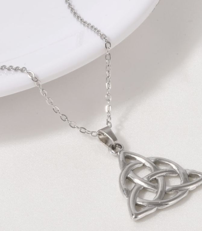 Collar silver triangle