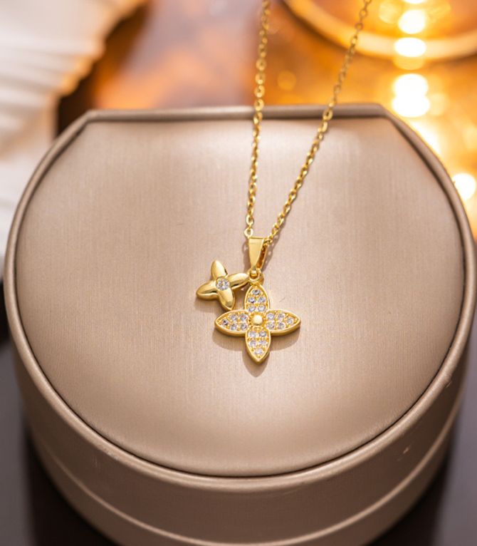 Collar gold diamond clover