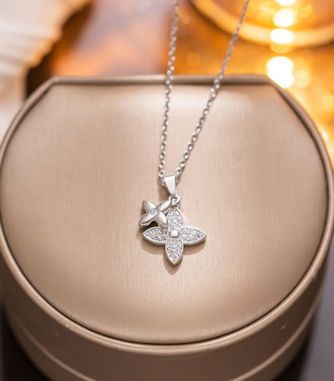 Collar silver diamond clover