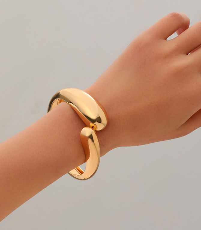 Brazalete dorado geométrico