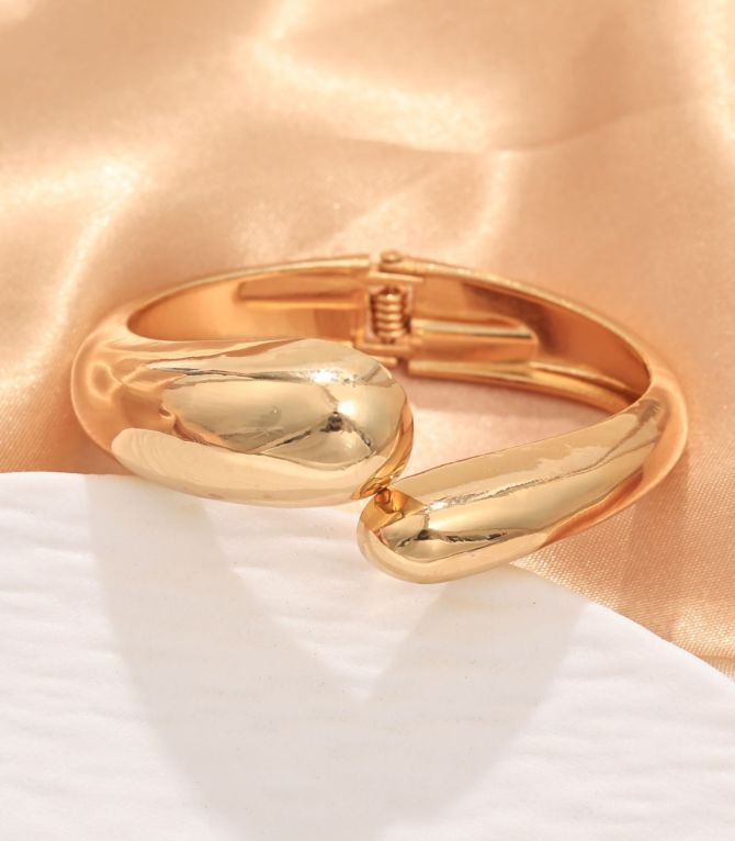 Brazalete dorado geométrico