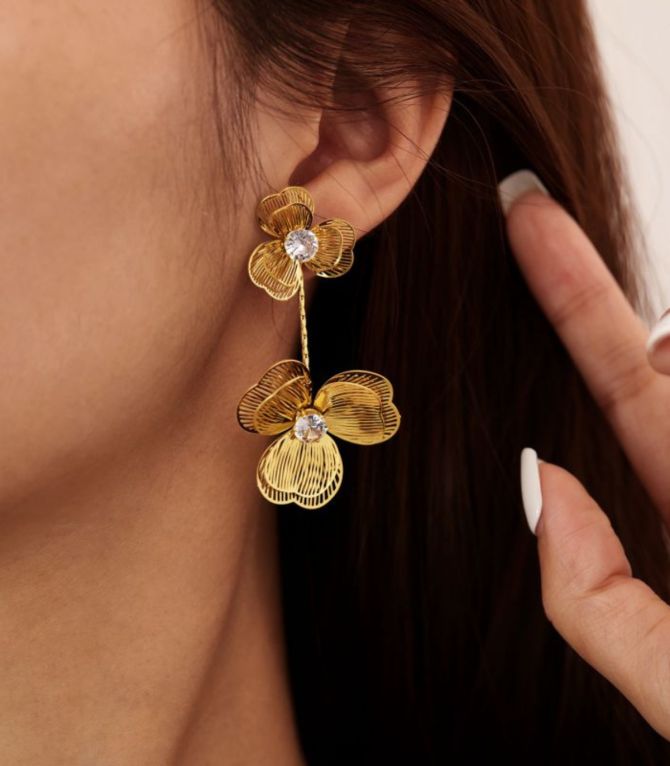 Aretes largos de pétalos