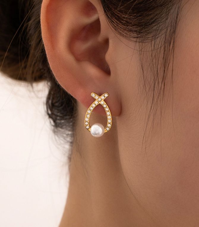 Aretes diamond pearl cross