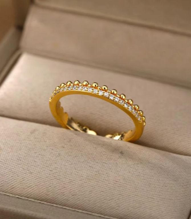 Anillo con zirconias