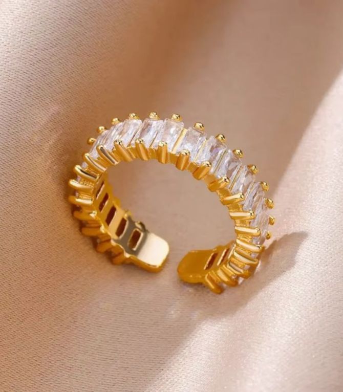 Anillo con zirconias