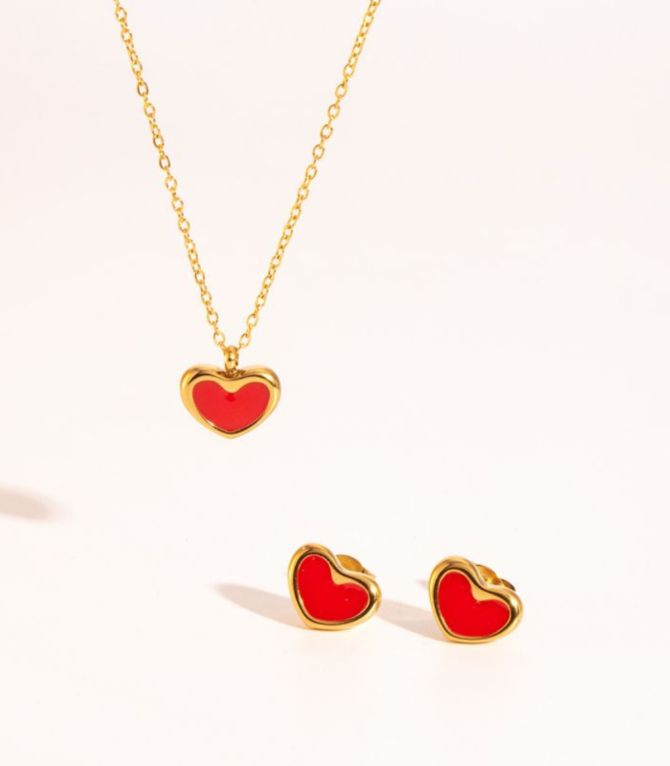 Aretes dorados corazón rojo