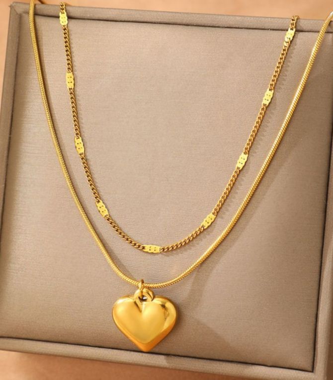 Collar dorado doble con corazón