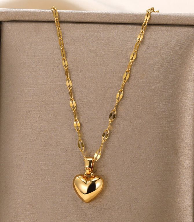 Collar dorado con corazón
