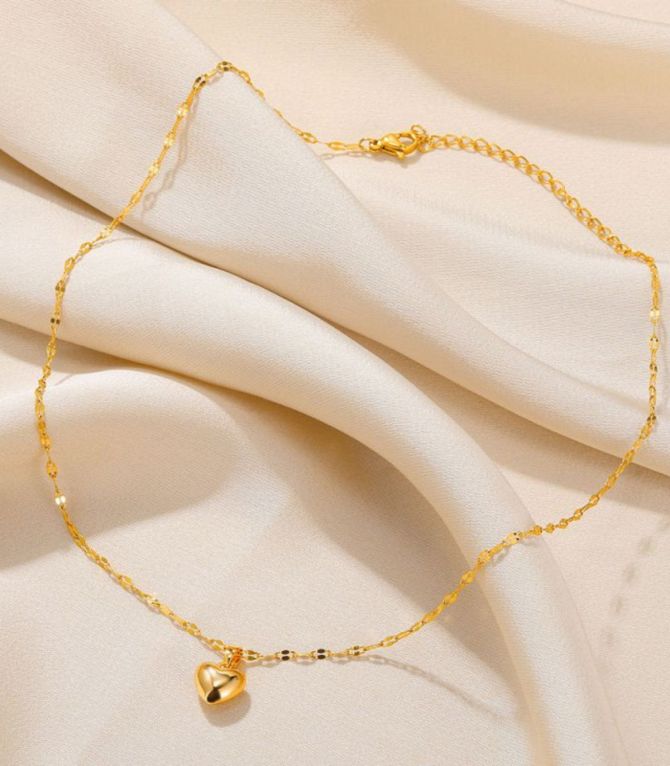 Collar dorado con corazón