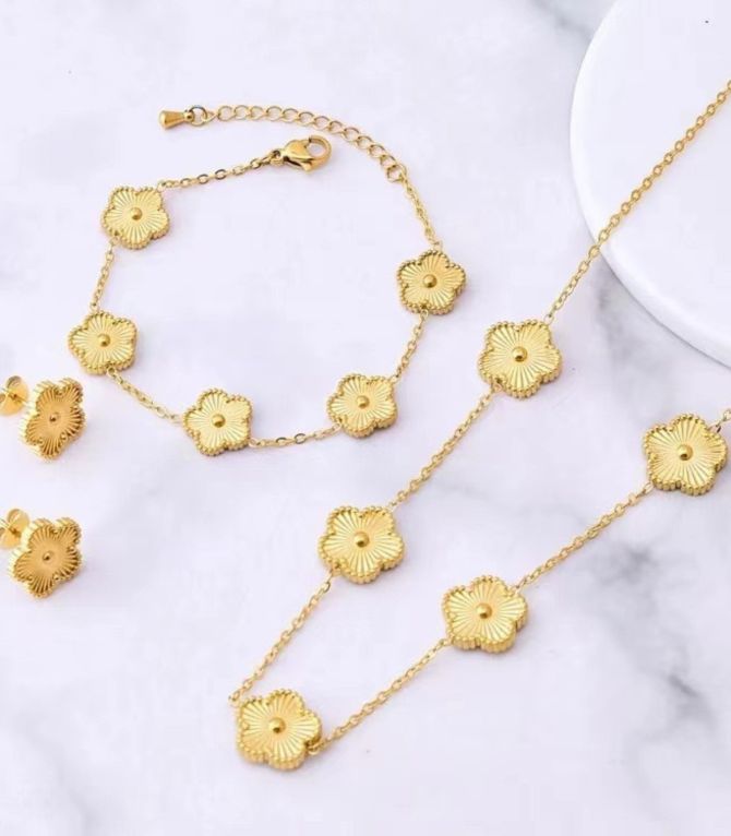Collar dorado flores